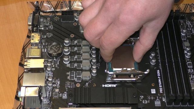 MSI PRO B760M P установка процессора