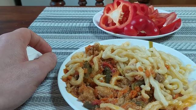 Рестория лапша с курицей в соусе хойсин, язычок слоёный