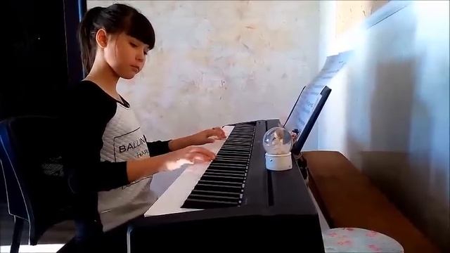Девочка красиво играет на пианино. Музыка из к.ф Хатико .