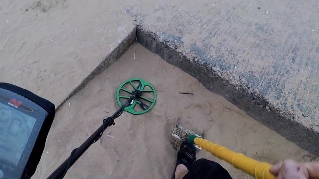 Beach Metal Detecting UK X TERRA 305 2 Rings | Equinox 800 Coins