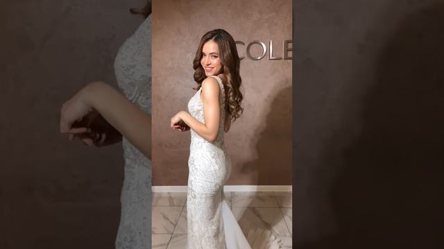 Свадебное платье рыбка со шлейфом и красивым декольте
