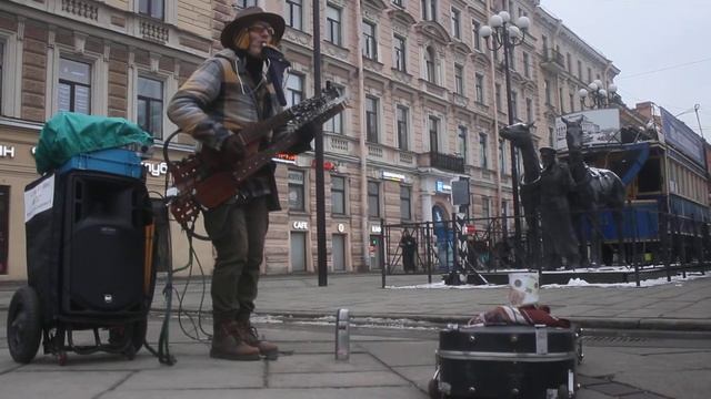 Человек-оркестр у метро  Василеостровская 