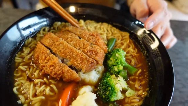 メンチカツカレーラーメン。美味しいところしかない世界一の組み合わせ。マンチカンはDBでその美味さを称える