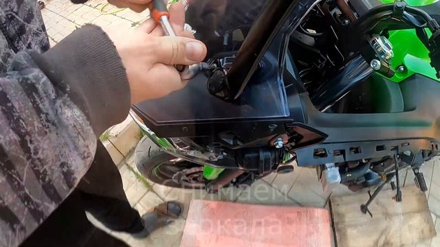 Установка прикуривателя на Kawasaki Ninja 650 2021. Installing DC Power Outlet DC 12V DC Lighter 12