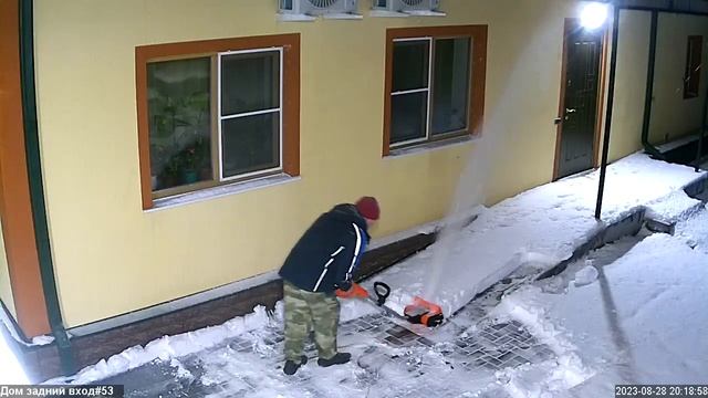 Запись с камеры наблюдения. Двор. Испытание электроснеголопаты №1