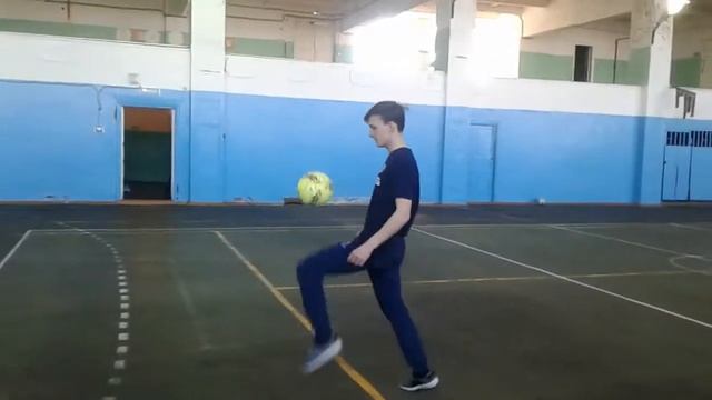 Мой друг набивает мяч под прикольную музыку