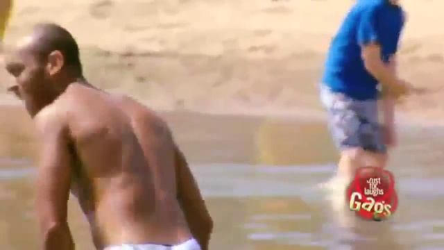 Скрытая камера Тетя, подайте мячик, а то там крокодил