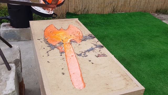 ОТЛИВАЮ ТОПОР ВИКИНГОВ из МЕДИ -  ПРОБУЮ ПРОБИТЬ им ШЛЕМ