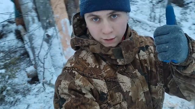 Таёжная изба строится. Построил крышу хижины в лесу зимой