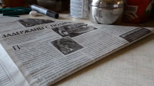 собака из газеты и цветок
