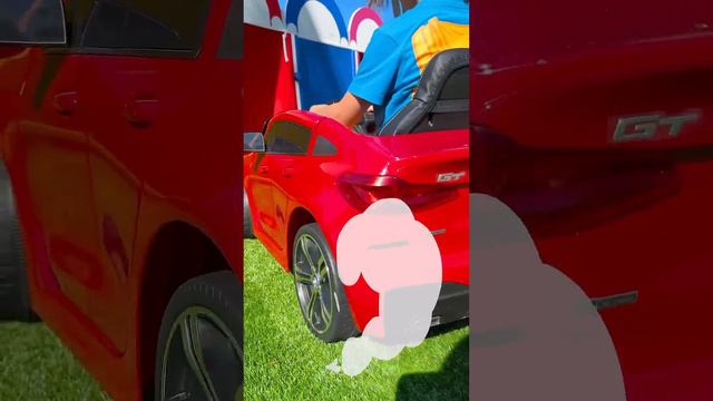 Узнайте цвета с игрушечными автомобилями и гаражами