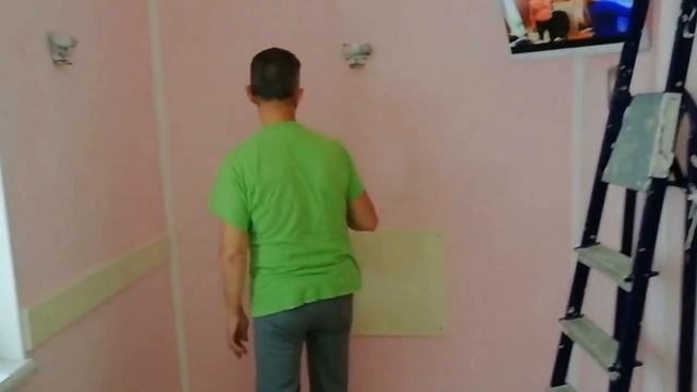 КАК ОТМЫТЬ ПЯТНА ОТ КРАСНОГО ВИНА ИЛИ КОЛЫ С ОБОЕВ ПОСЛЕ ССОРЫ ДРУГ С ДРУГОМ ?
