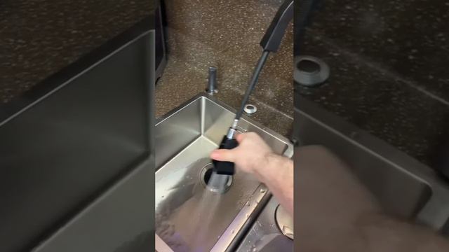 Смеситель с сенсорным управлением на прикосновения.