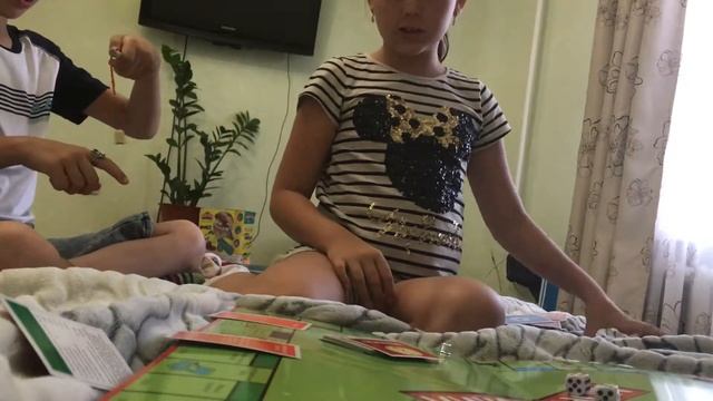 Играю в монополию ЧТО ТО ПОШЛО НЕ ТАК КАМЕРА ВЫКЛЮЧИЛАСЬ от канала Lena Cat продолжение следует