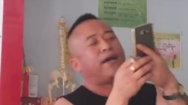 китаец поёт дым сигарет с минтолом