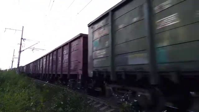 Электровоз 3ЭС5К 892 с грузовым поездом проследует ст Надвоицы на большой скорости и громкий тифон.