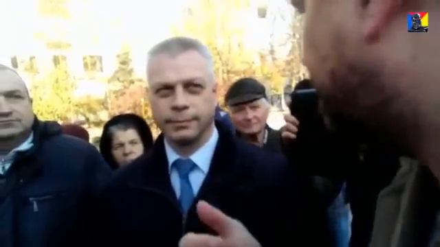 Народ не стесняясь в лицо говорит правду говорящей голове спикеру СНБО Лысенко