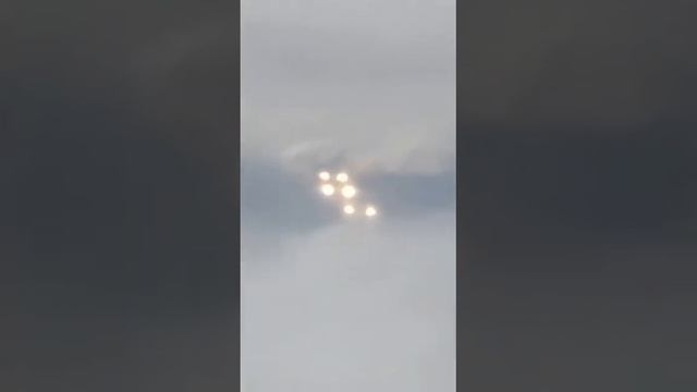 Скопление ярких НЛО заснято над Нью-Мексико с борта авиалайнера.