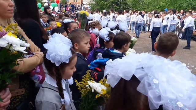 Николь Диас с мамой, племянником и бабушкой пошла во 2 класс