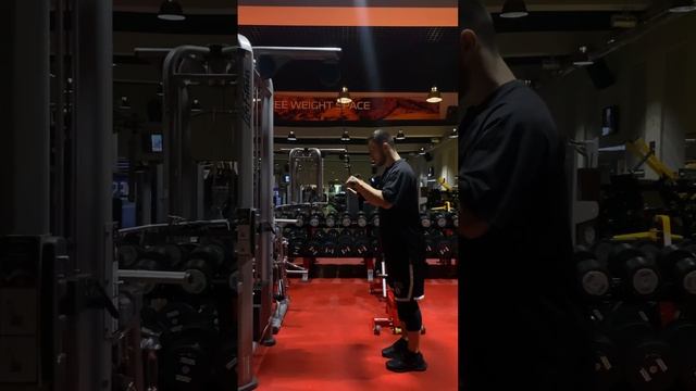 Разгибания рук с верхнего блока с прямой рукоятью