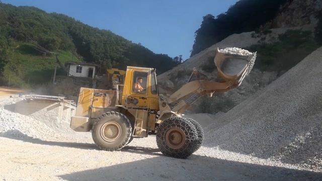 XÚC LẬT LIUGONG VÀ HOWO NÓ THẬT SỰ VẤT VẢ MỚI XÚC ĐƯỢC ĐÁ LÊN THÙNG