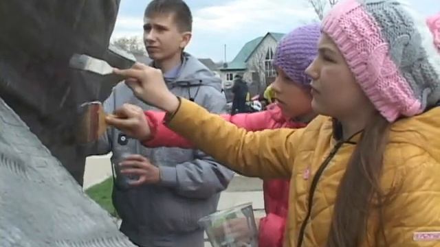 Верхнемамонские школьники у монумента 
