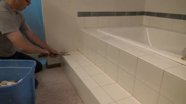 Разборка душевой и ступенек ванны. Ремонт ванной комнаты, 2-й день.