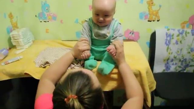 Тимка (4 мес.) играет с мамой)))