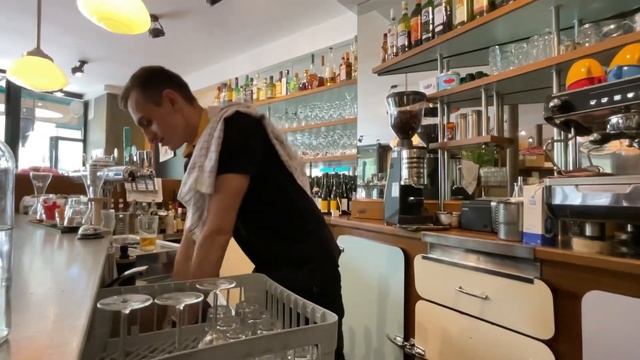 Встречайте ЖЕНИХА!! Какие официанты работают в ресторане в Париже.