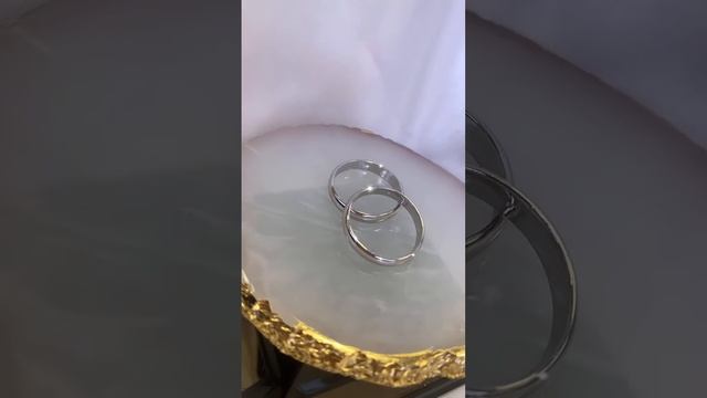 Кольцо обручальное под серебро.