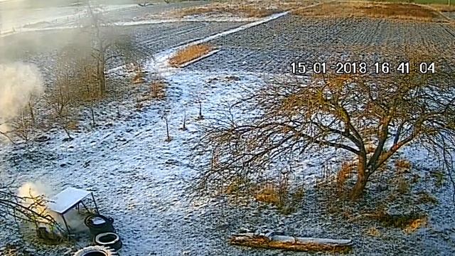 Пустой баллон из-под пены в костровой бочке - 1