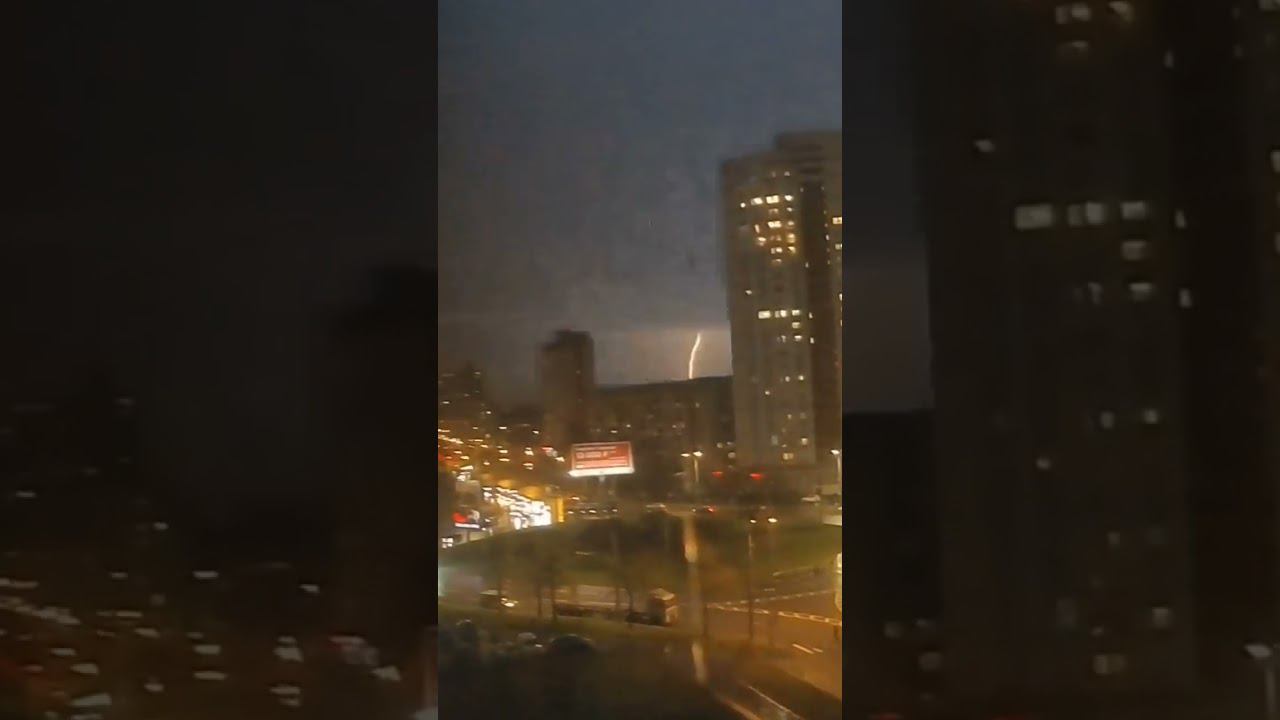 Первая гроза в Питере..  #питер  #грозы #санктпетербург  ♂️ А два дня назад, шёл снег..