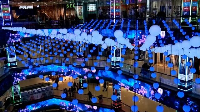 Завораживающие шарики в ТЦ Европейский