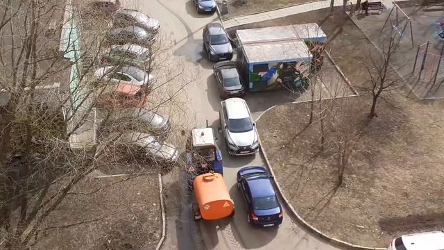 Видео 2020 года:Полив улицы в Москве на тракторе МТЗ-82