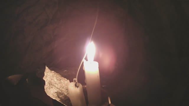 Большая свеча спасает свою маленькую подружку