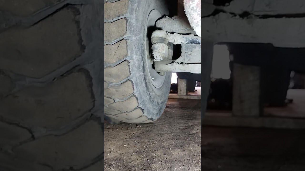 Почти вся  подвеска задняя требует  ремонта . Ступичные  подшипники тоже  под замены .