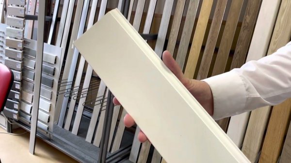 Плинтус из полистирола высокой плотности HI WOOD B100C 100мм х 13мм х 2,0м.