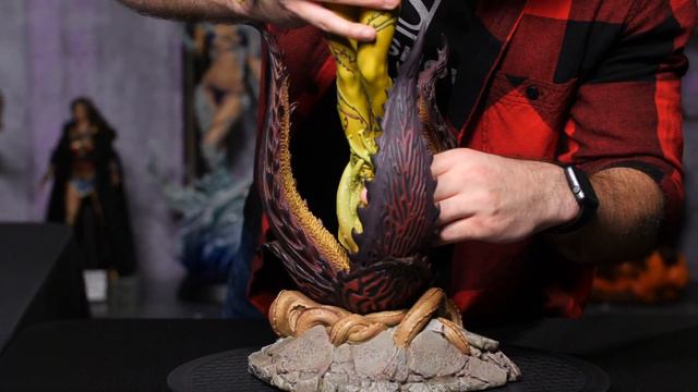 Poison Ivy Premium Format Figure Unboxing - Sideshow