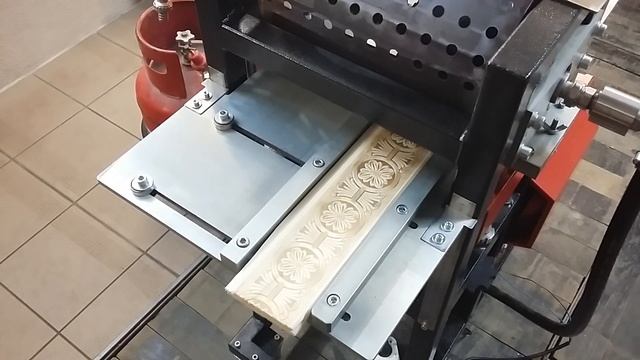 Декоративное тиснение на деревянной вагонке.