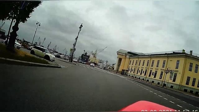 Мотоцикл Сузуки едет по городу