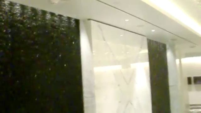 Искусственный водопад по стене Плачущая панель в гостинице Москва
