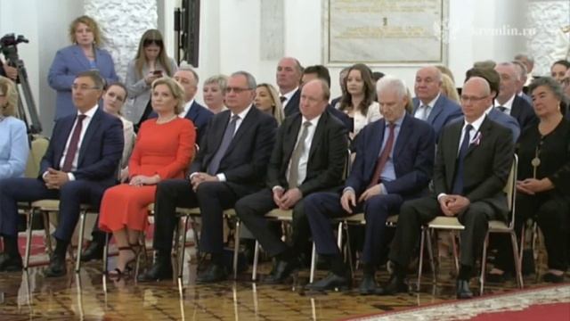 Президент России Владимир Путин поздравил россиян с праздником