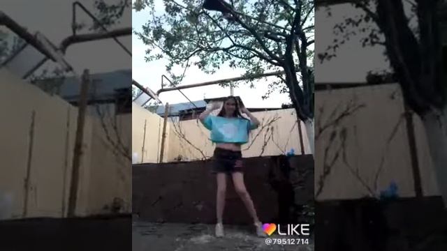 Like!Ангелина танцует с метлой