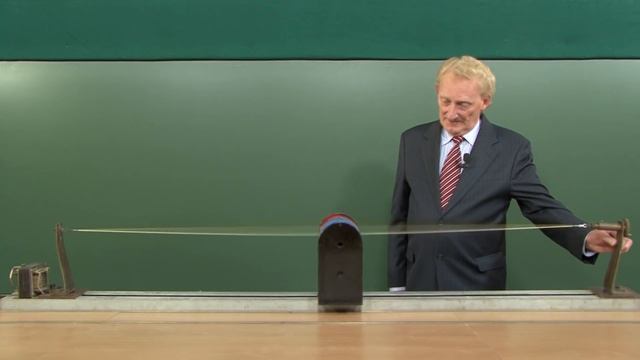 Поперечные стоячие волны на проводе с переменным током