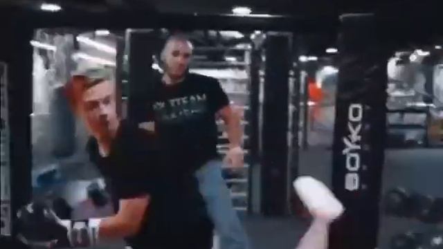 Иван Золо ломает людей