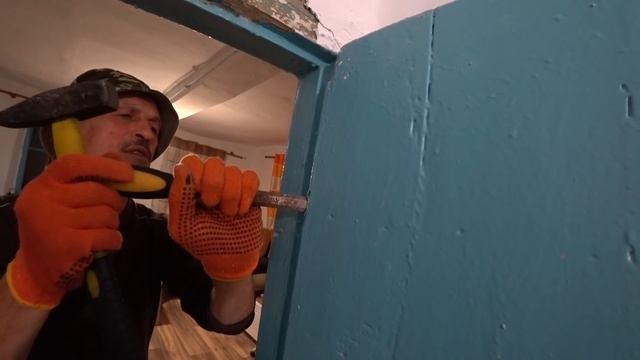 Дом разваливается...А хотели просто отремонтировать дверь...