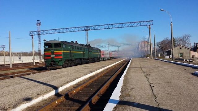2ТЭ10УТ-0076 с поездом 65-66 Москва-Кишинёв отправляется со станции Тирасполь.