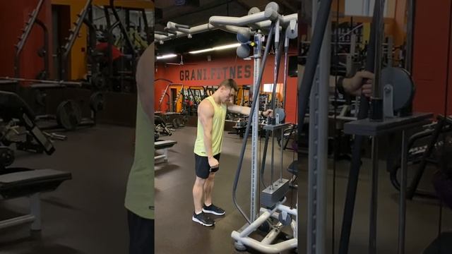 Разгибание руки с верхнего блока