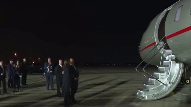 Biden Bước Lên Máy Bay Sau Khi Các Tù Nhân Xuống. Ông ấy Nghĩ Mình Sẽ Bị Trao đổi Sang Nga Sao?