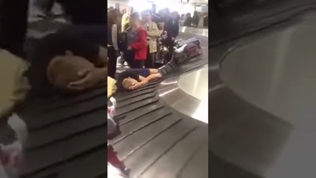 Нет денег на билет ? Есть вариант как сэкономить! Учимся !  Жена сдала мужа в багаж и там его забыл